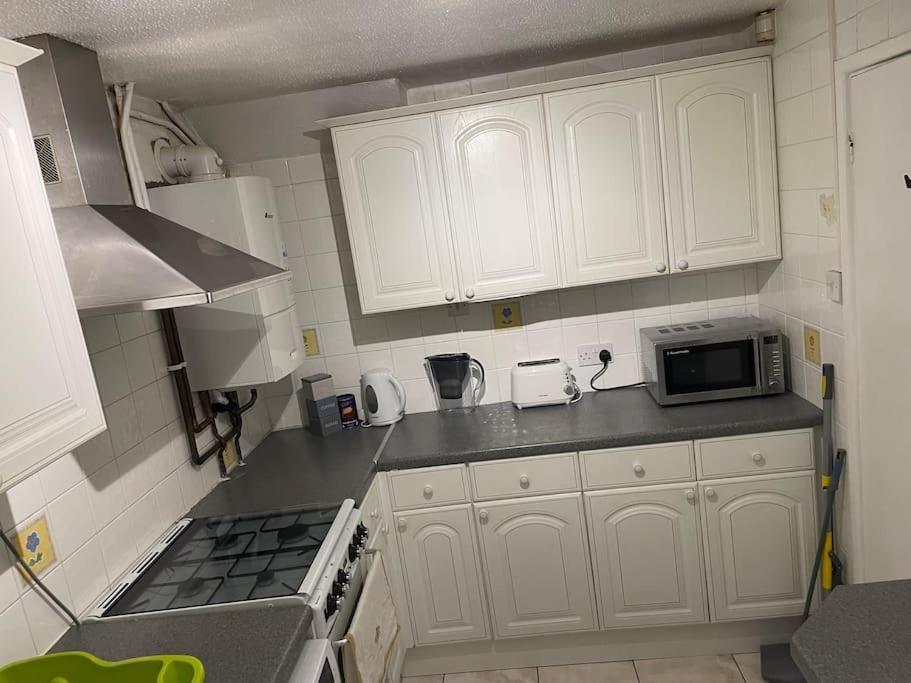 Princess 3 Bedroom House + Offstreet Parking +Wifi Leeds (West Yorkshire) Exterior foto